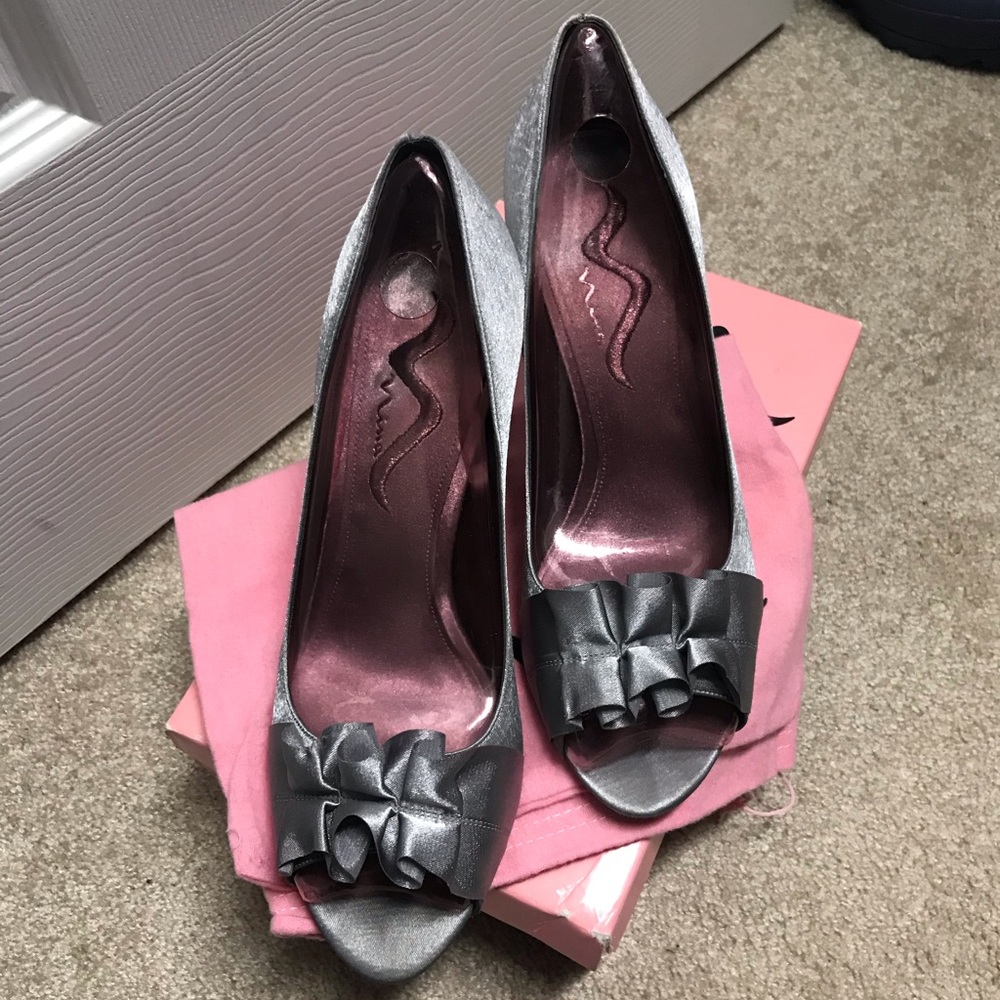 Nina Fulvia Peep Toe Pump in Light Pewter. Size 10